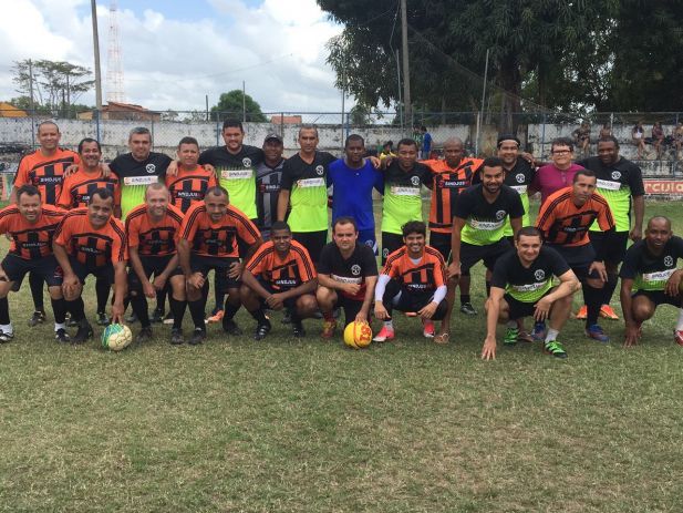 Equipes do Fórum de Bacabal (laranja) e do Fórum de São Luiz Gonzaga (preto e verde) participaram da I Copa OAB de Futebol Society com apoio do Sindjus-MA