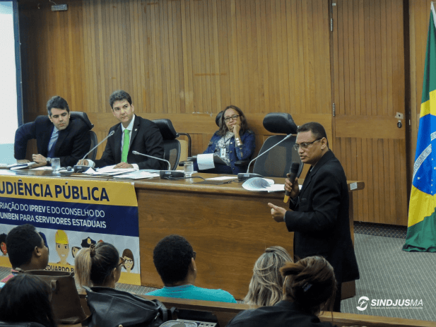 Diretor de Assuntos Previdenciários, Gleydson Mendes, com o microfone. Na mesa, os deputados Eduardo Braide (PMN) e Adriano Sarney (PV)