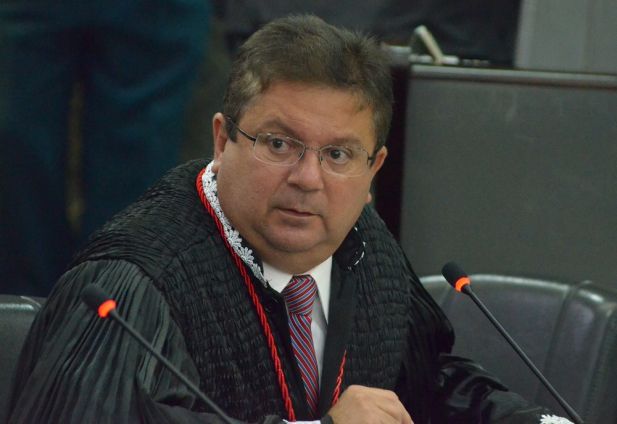 Os embargos que foram protocolados pelo SINDJUS-MA estão no gabinete do desembargador Jamil Gedeon Neto aguardando por seu julgamento.