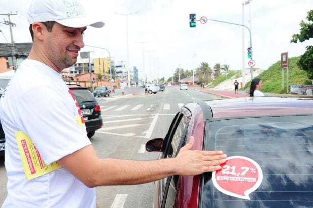 Durante a ação foram entregues panfletos, jornais e adesivos para carros e motos.