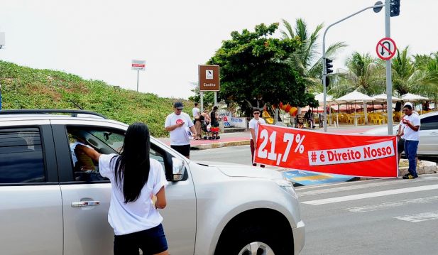 O adesivaço aconteceu no último sábado (29), a partir das 9 h, na Avenida Litorânea.