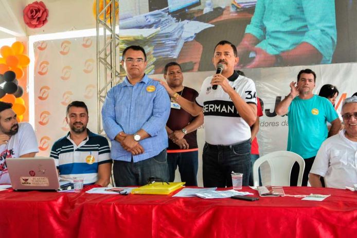 Presidente eleito do TJMA, desembargador José Joaquim Figueiredo dos Anjos (com o microfone), ao lado do presidente do Sindjus-MA, Aníbal Lins (azul), e de diretores do Sindicato
