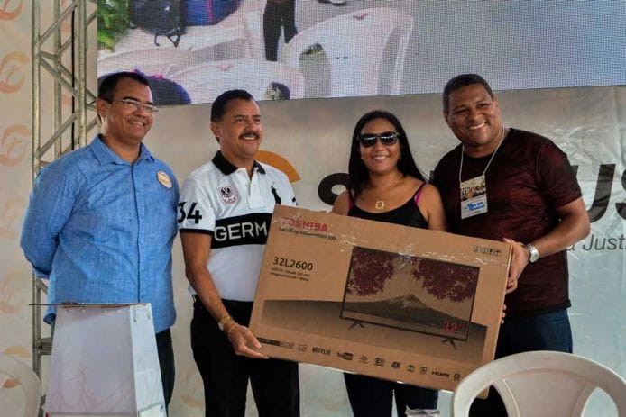 Servidora Josivânia de Meneses recebeu sua smartTV das mãos do presidente eleito do TJMA, desembargador José Joaquim Figueiredo dos Anjos