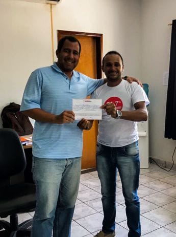Novo filiado do Sindjus-MA, o técnico judiciário Hugo Leonardo de Oliveira Gomes, de Cedral; ao lado do tesoureiro do Sindicato, Fagner Damasceno