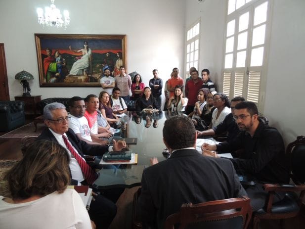 o presidente do TJ-MA indicou que a direção financeira do Tribunal juntamente com o SINDJUS-MA encontrem uma forma de contemplar o pleito dos Auxiliares Judiciários.