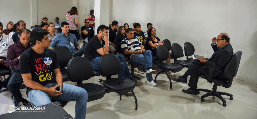 Advogado Pedro Duailibe Mascarenhas fala para servidores do Fórum do Calhau, em São Luís.