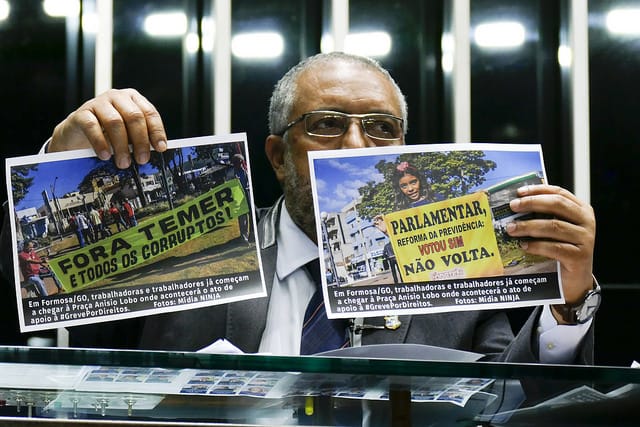 Senador exibe imagens de manifestações contra o governo e contra reformas que reduzem direitos dos trabalhadores