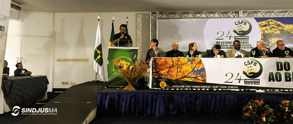 Aníbal Lins ocupando a tribuna durante o 24º Congresso da CSPB