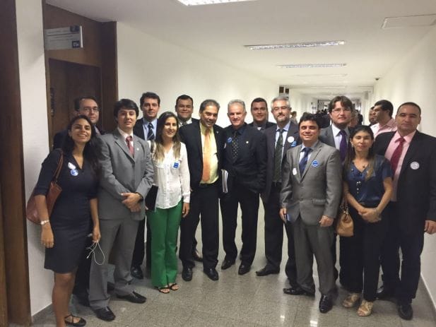 Senador Sérgio Petecão com oficiais de Justiça