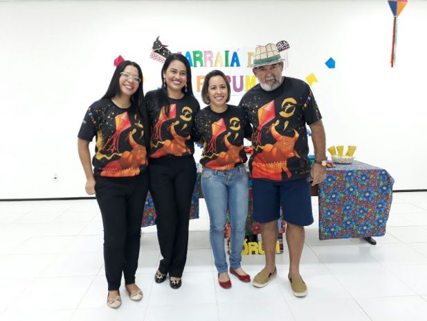Servidores da comarca de Viana com a camisa da campanha São João Solidário