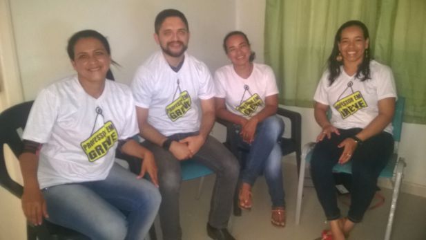 Artur Araújo Filho na companhia das diretoras do SNIPROBEM, a esquerda Elizângela Rodrigues(presidente), a direita Regiane(professora grevista) e Ligianny Gonzaga(vice-presidente).