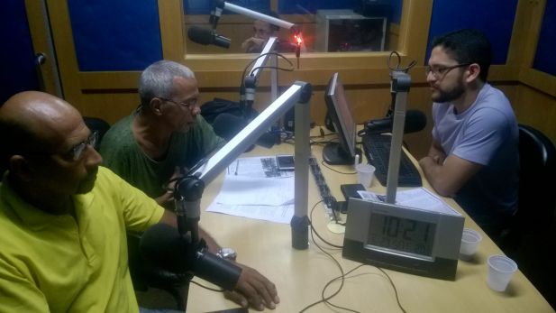 Fabrício Magalhães (Sinpol) de amarelo, Luís Carlos Noleto (Sidnsalem) de verde e o secretário de imprensa do SINDJUS/MA, Artur Araújo Filho