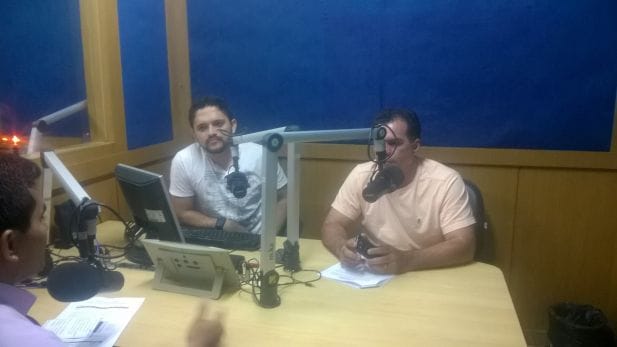Mácio Pinto, (esquerda da foto), foi entrevistado por Artur FIlho (centro) e Rivelino Alves Pereira (direita),
