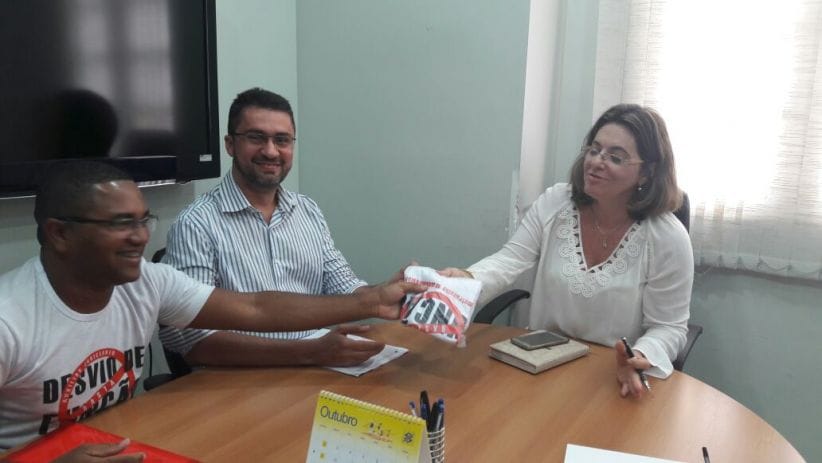 Diretora Geral Isabella Parga, recebe de George dos Santos a caisa contra o Desvio de Função dos auxiliares judiciários.