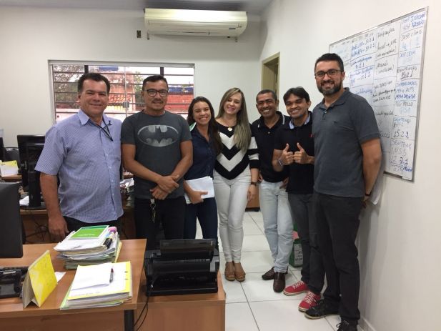 Servidores de Estreito ladeados pelo diretor de Formação Sindical do Sindjus-MA, Rivelino Alves, à esquerda; e pelo secretário-geral do Sindicato, Márcio Luís Andrade Souza, à direita. O diretores foram à Comarca já divulgar o Plano Nacional da Unimed Imperatriz