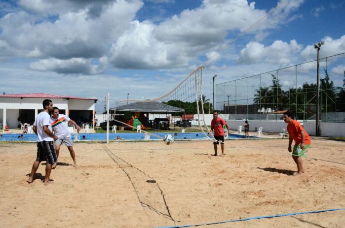 Opções não faltam! Quem quiser jogar vôlei também encontra um local adequado no Clube da Raposa