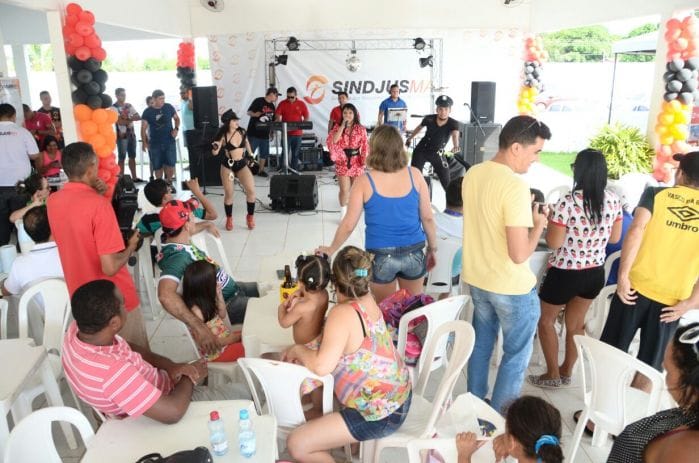 Animação durante a tarde de sábado ficou por conta da cantora Japa do Arrocha e banda!