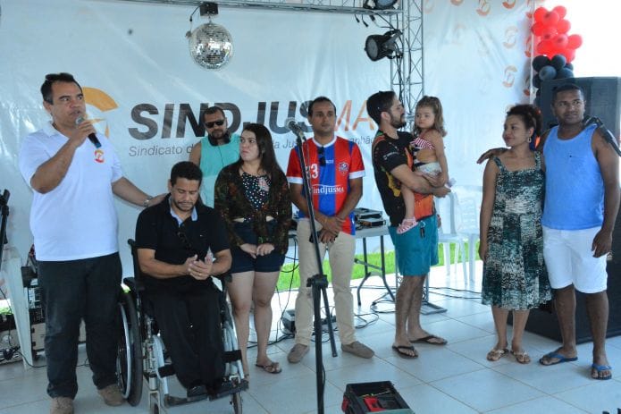 Presidente do Sindjus-MA, Aníbal Lins (esquerda), ao lado de diretores do Sindicato para anunciar oficilamente a entrega da piscina e o funcionamento regular do Clube