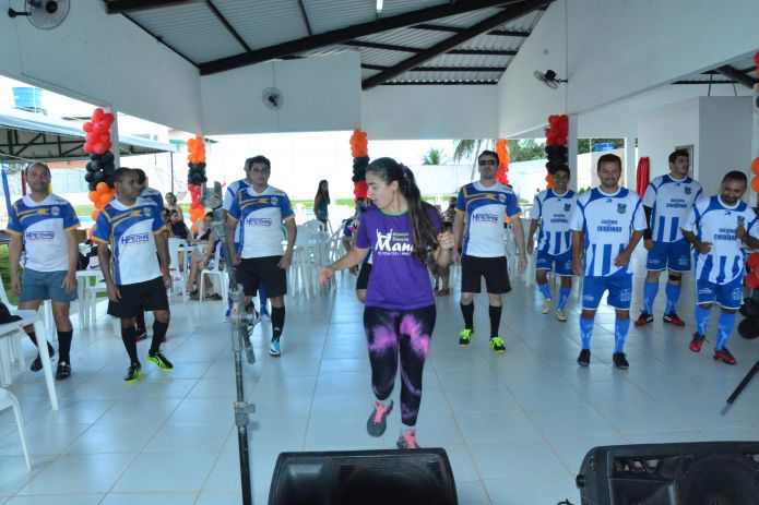 O sábado começou com alongamento e dança para aquecer o pessoal do futebol
