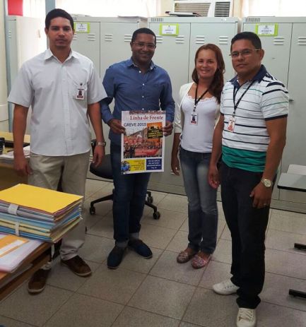 George dos Santos com os servidores da comarca de Cururupu.