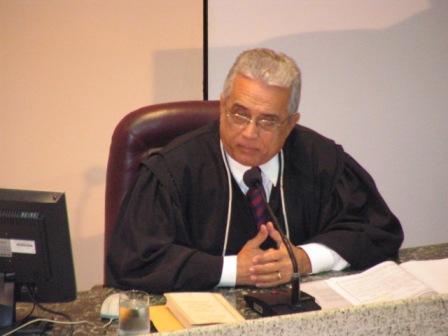 Os atendimentos jurídicos em matéria administrativa são realizados pelo advogado Alcebíades Dantas.