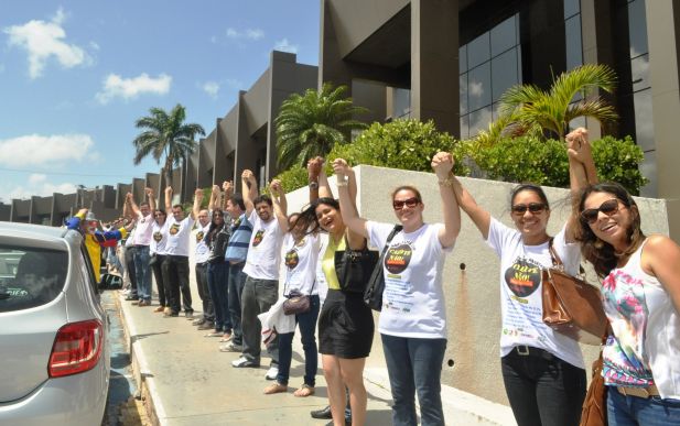 Servidores do Fórum "Desembargador Sarney Costa" aderem massivamente à greve convocada pelo Sindjus-MA e realizam abraço simbólico da JUSTIÇA.