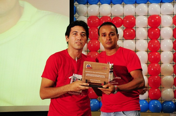 O servidor Frank Lange recebeu homenagem póstuma do Sindjus-MA. Na foto, seu irmão, o conselheiro fiscal, André Nepomuceno recebe a placa de homenagem do tesoureiro, Fágner Damasceno.