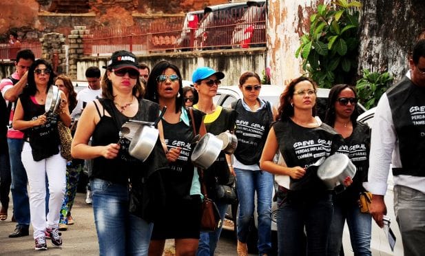 Os servidores realizam duas greves, em 2014 e 2015, pelo pagamento das perdas inflacionárias.