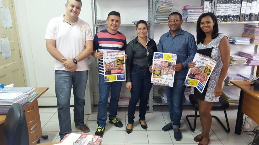 George dos Santos com os servidores da comarca de Matinha.
