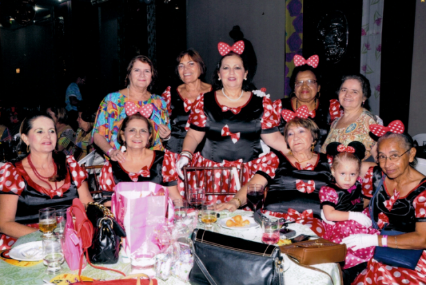 Dona Núbia, em pé ao centro, com as amigas durante Baile de carnaval em 2014. Arquivo Pessoal