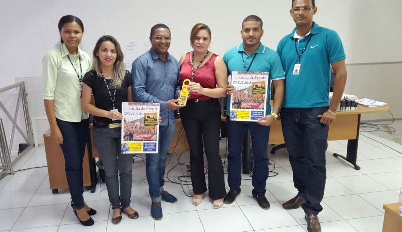 George dos Santos com os servidores da comarca de Olinda Nova do Maranhão.