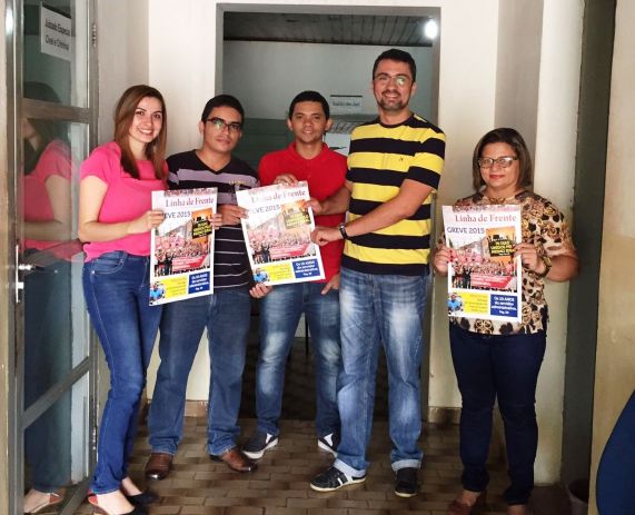 Márcio Luís com os servidores da comarca de Passagem Franca. Da esquerda para direita: Dayana Nogueira, Fabrício Luceno, Flávio Luceno, Márcio Luis (vice-presidente do Sindjus) e Verbena Almeida.
