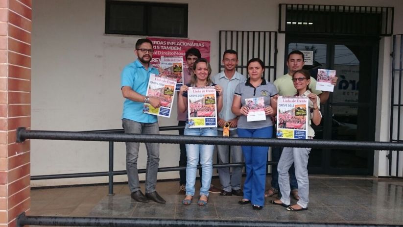 Diretor de impresa, Artur Filho (a esq.) com servidores da comarca de Poção de Pedras.