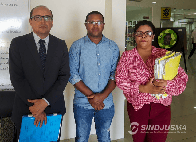 O vice-presidente do Sindjus-MA, George Ferreira, entre os advogados Pedro Duailibe e Doriana Camello, durante visita às Varas da Fazenda Pública no dia 24 de agosto