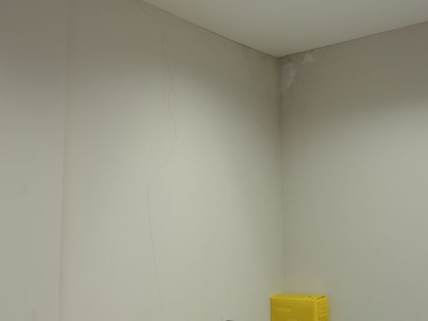 Paredes possuem infiltrações e rachaduras.