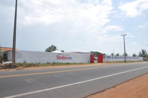 A Sede Social do SINDJUS-MA fica localizada na estrada da Raposa, após a Clínica Rui Palhano.
