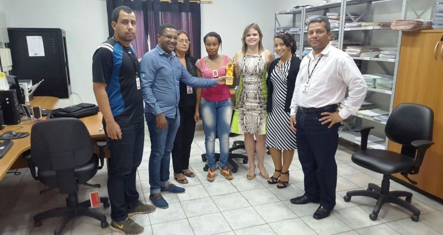George dos Santos entregou para a juíza Michelle Amorim Sancho Souza e os servidores da comarca de Cedral o aviso de porta "Área livre de assédio moral".