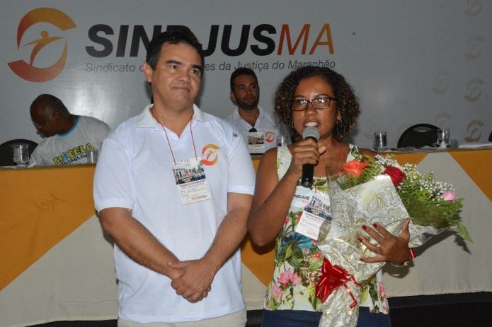 Anibal Lins entrega buquê de flores para servidora Raimunda Pimentel da comarca de Codó 