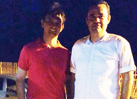 Oficial de Justiça Paulo Augusto (camia clara) acompanhado do juiz que o homenageou, Rodrigo Otávio Terças Santos (camisa vermelha).