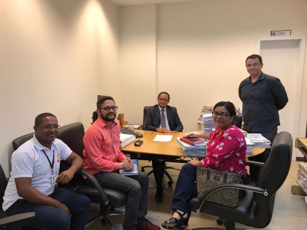 Da esquerda para direita: George Ferreira (Vice-presidente do Sindjus-Ma), Artur filho (Diretor Jurídico do Sindjus-Ma), Carlos Henrique Rodrigues Veloso (Juíz da 2ª Vara da Fazenda Pública), Aníbal Lins (Presidente do Sindjus-Ma) e Doriana Camello (Advogada do Escritório Duailibe Mascarenhas)