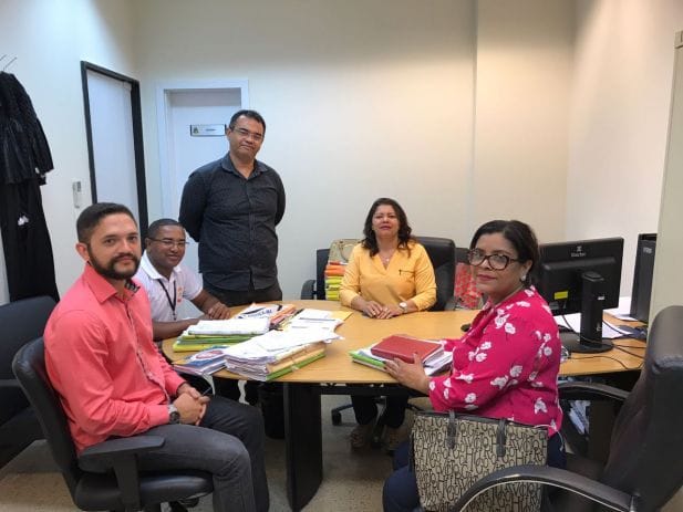 Da esquerda para direita: Artur filho (Diretor Jurídico do Sindjus-Ma), George Ferreira (Vice-presidente do Sindjus-Ma), Aníbal Lins (Presidente do Sindjus-Ma), Luzia Madeiro Nepomuceno (Juíza da 1ª Vara da Fazenda Pública) e Doriana Camello (Advogada do Escritório Duailibe Mascarenhas)