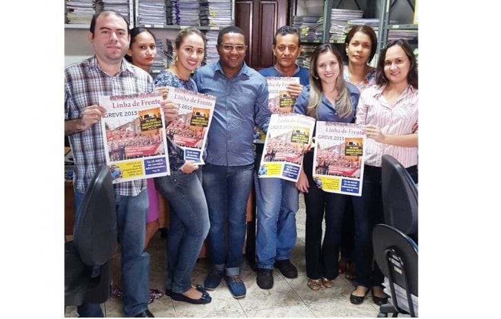 George dos Santos com os servidores da comarca de Viana.
